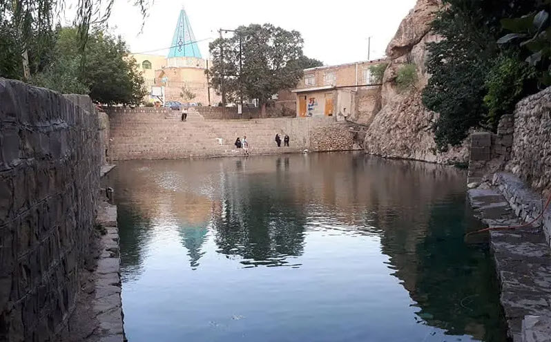 چشمه آب در کنار امامزاده