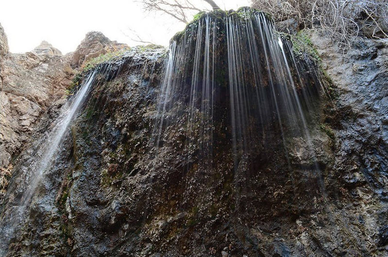 آبشاری مرتفع در منطقه ای کوهستانی