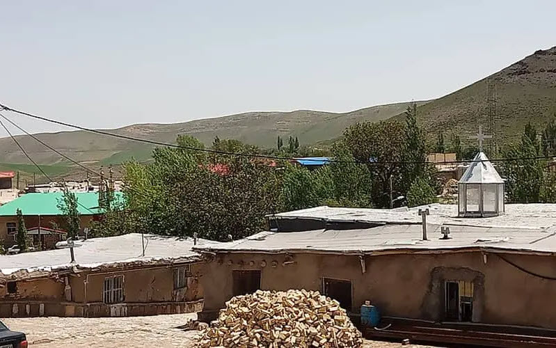 روستایی با کلیسایی کوچک