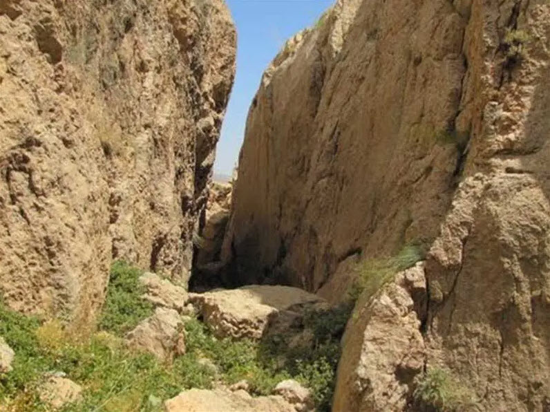 مسیر صخره ای و دشوار رسیدن به غار آقداش